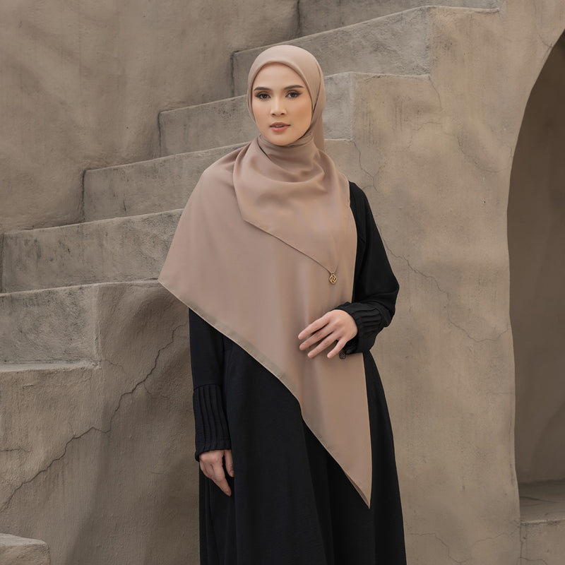 Hijab Polos Segi Empat Deenay Liza Matte Gold Syari Series (New Logo)