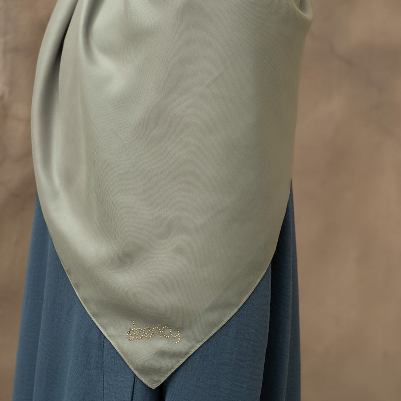 Hijab Polos Segi Empat Deenay Liza Matte Gold Syari Series (New Logo)