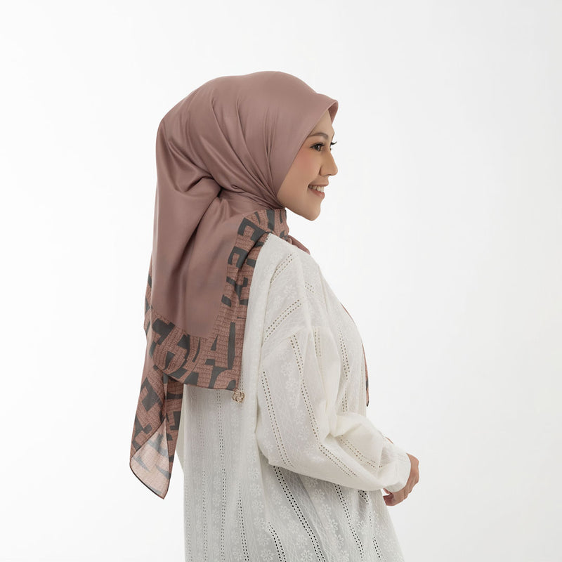 Hijab Motif Segi Empat Deenay Jada Series