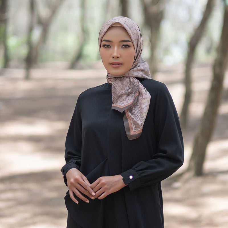 Hijab Motif Segi Empat Deenay Mono Rasse Series