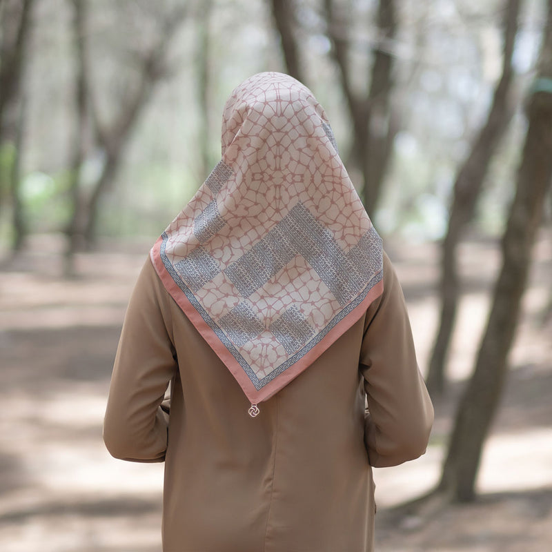 Hijab Motif Segi Empat Deenay Mono Rasse Series