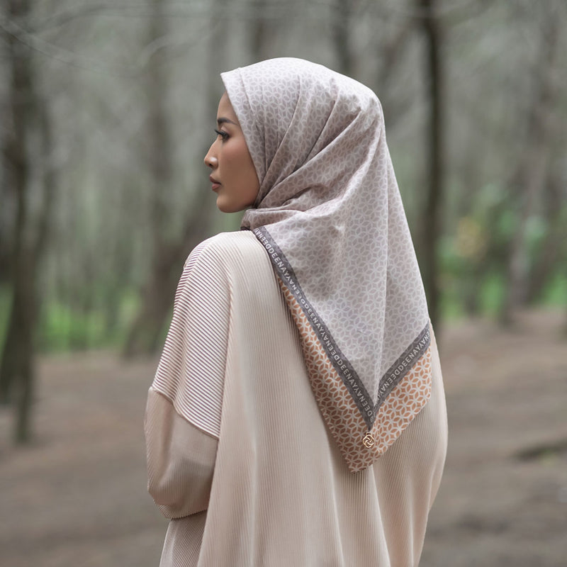 Hijab Motif Segi Empat Deenay Evara Series