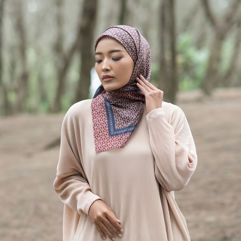 Hijab Motif Segi Empat Deenay Evara Series