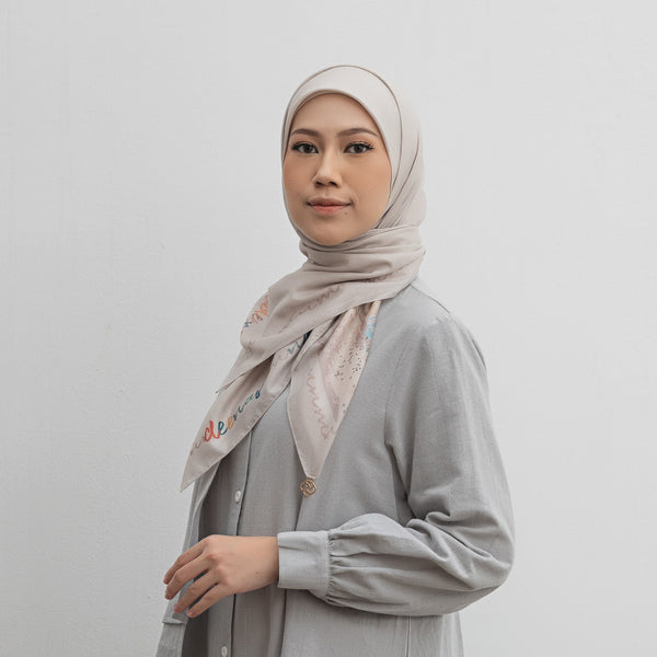 Hijab Motif Segi Empat Deenay Chiara Series