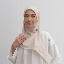 Hijab Motif Segi Empat Deenay Chiara Series