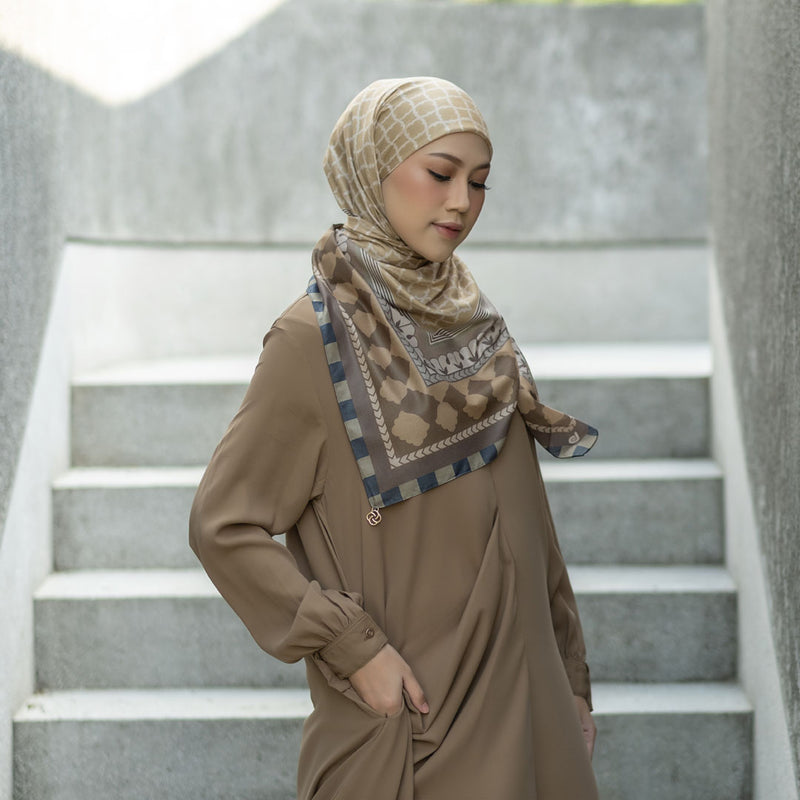 Hijab Motif Segi Empat Deenay Kiyana Series