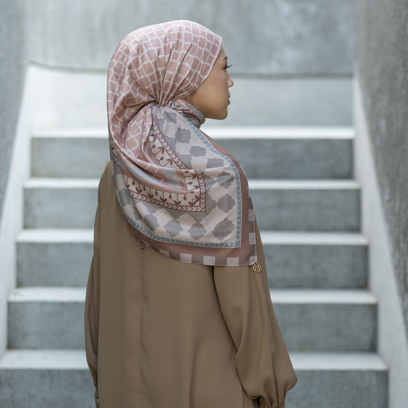 Hijab Motif Segi Empat Deenay Kiyana Series