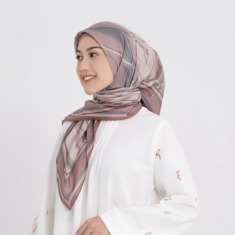 Hijab Motif Segi Empat Deenay Halia Series